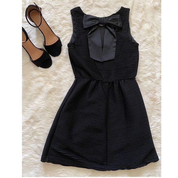 Candie’s Pleaded Black Dress With Back Bow Large - Picture 5 of 8